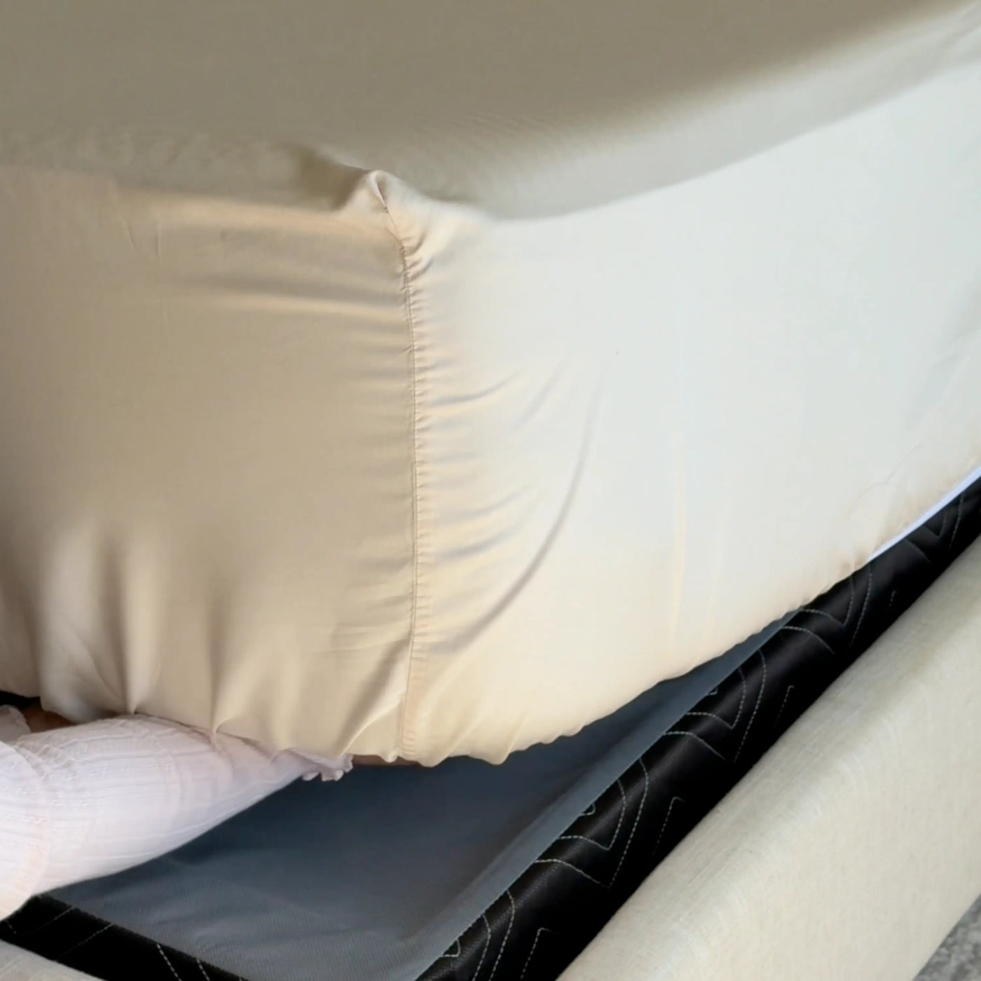 Gökotta fitted sheet secure-fit detail