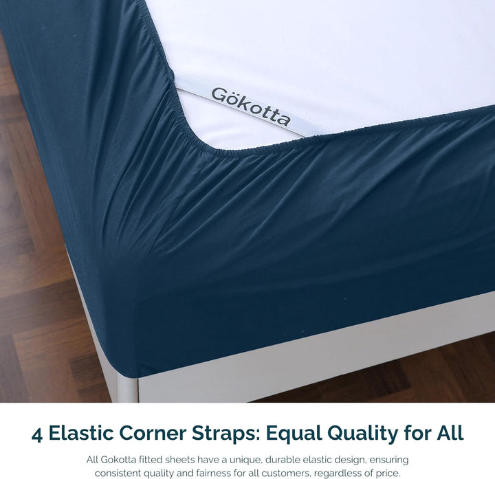 Image highlighting the elastic corner straps on the fitted sheet for a secure and snug fit.